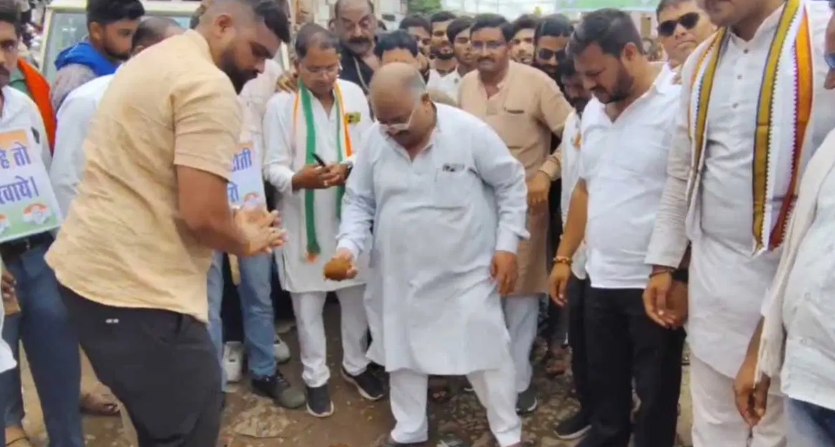जर्जर सड़क को लेकर कांग्रेसियों ने किया अनोखा प्रदर्शन