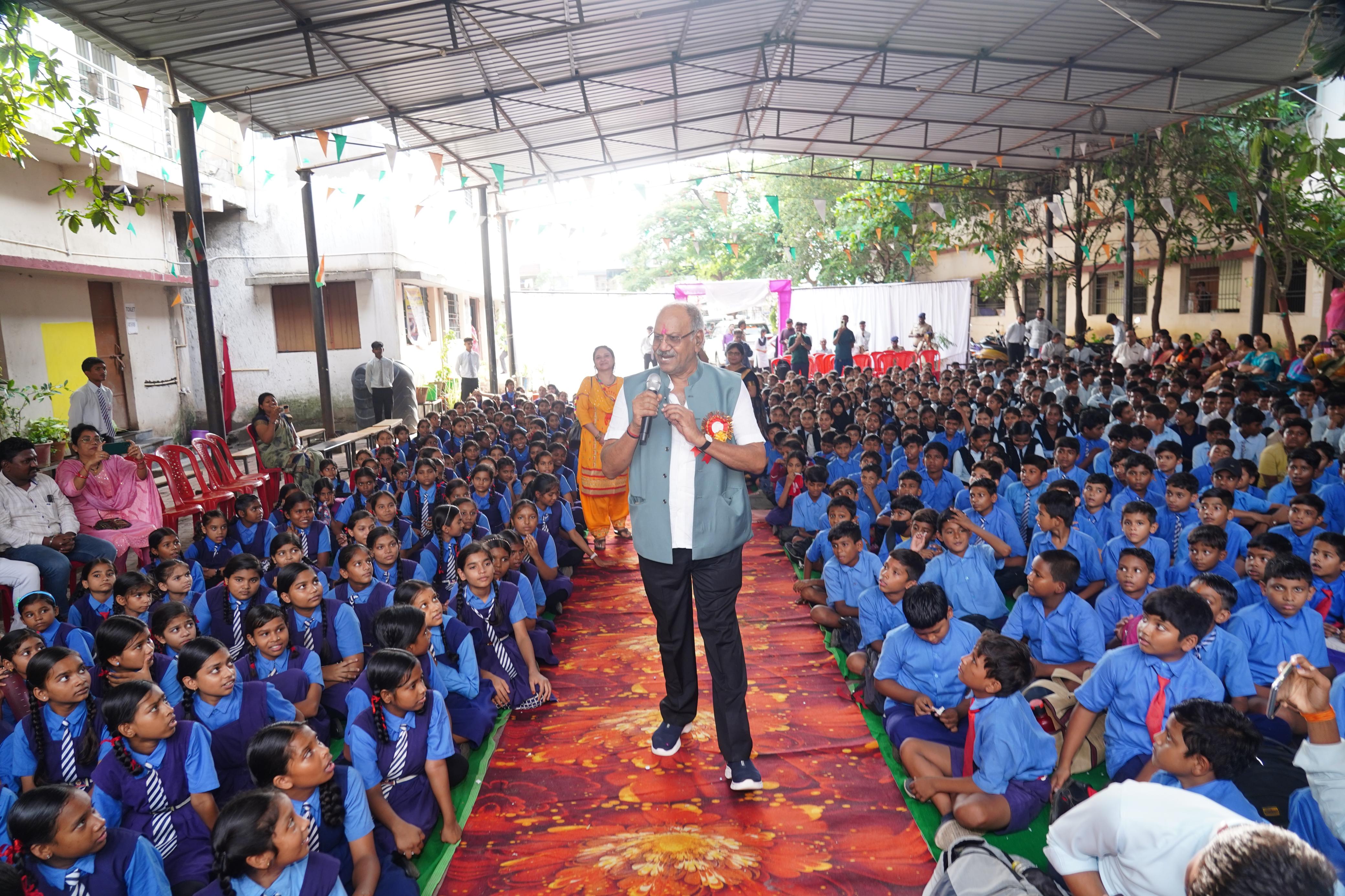 शाला प्रवेश उत्सव 2025 में सांसद बृजमोहन अग्रवाल ने नवप्रवेशी विद्यार्थियों का किया स्वागत