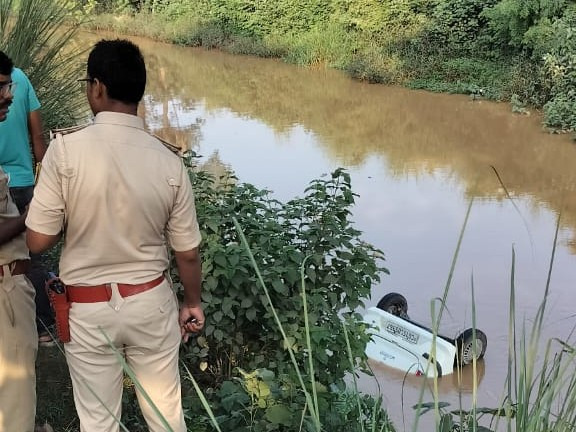 तेज रफ्तार कार अनियंत्रित होकर नदी में गिरी, 2 लोगों की हुई मौत