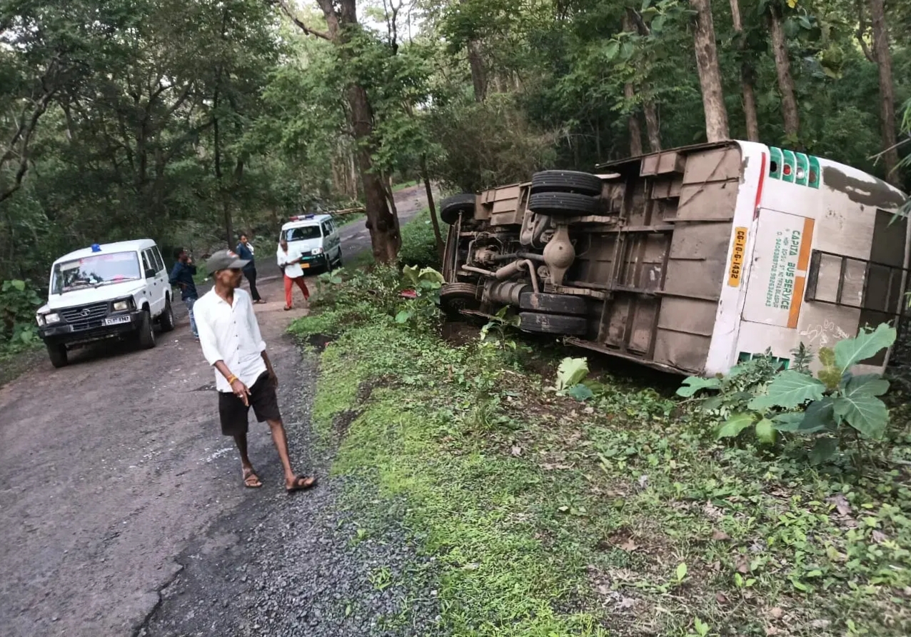 भीषण सड़क हादसा, ड्राइवर की लापरवाही से पलटी बस, कांच तोड़कर बाहर निकले यात्री