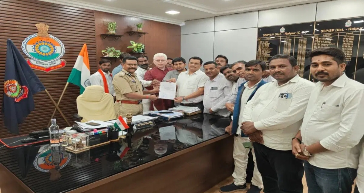 गुरु खुशवंत साहेब के काफिले पर हमला : सतनामी समाज ने रायपुर कलेक्ट्रेट के सामने किया प्रदर्शन