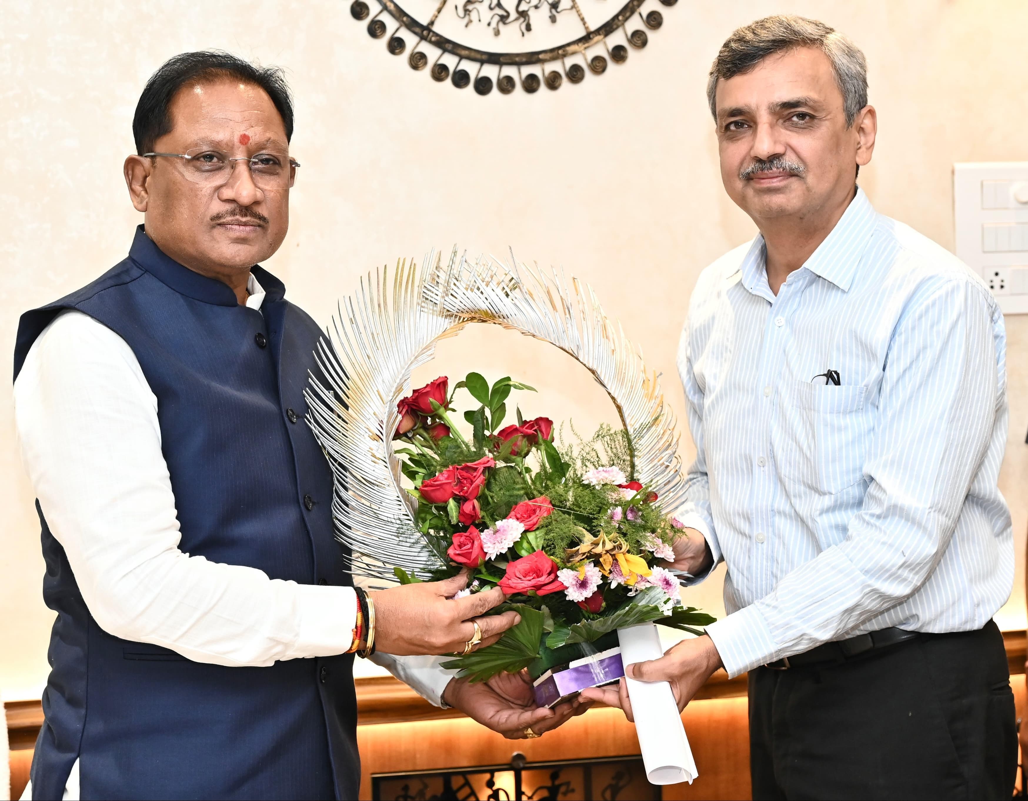 मुख्यमंत्री से केन्द्रीय भूमि संसाधन सचिव ने की मुलाकात, भू-अभिलेख सुधार, डिजिटल सर्वे और राजस्व न्यायालयों में मामलों के त्वरित निराकरण को लेकर हुई विस्तृत चर्चा