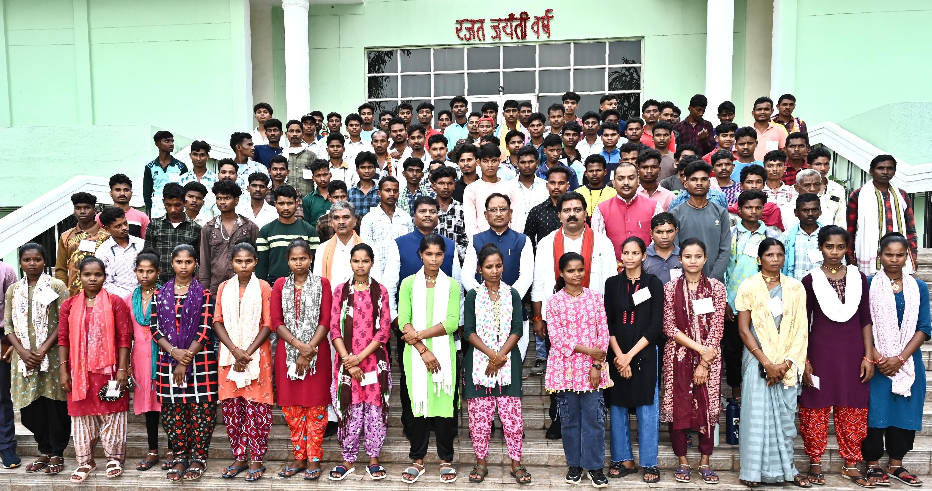 मुख्यमंत्री विष्णुदेव साय ने शैक्षणिक भ्रमण पर आए सुकमा जिले के बच्चों से की आत्मीय मुलाकात