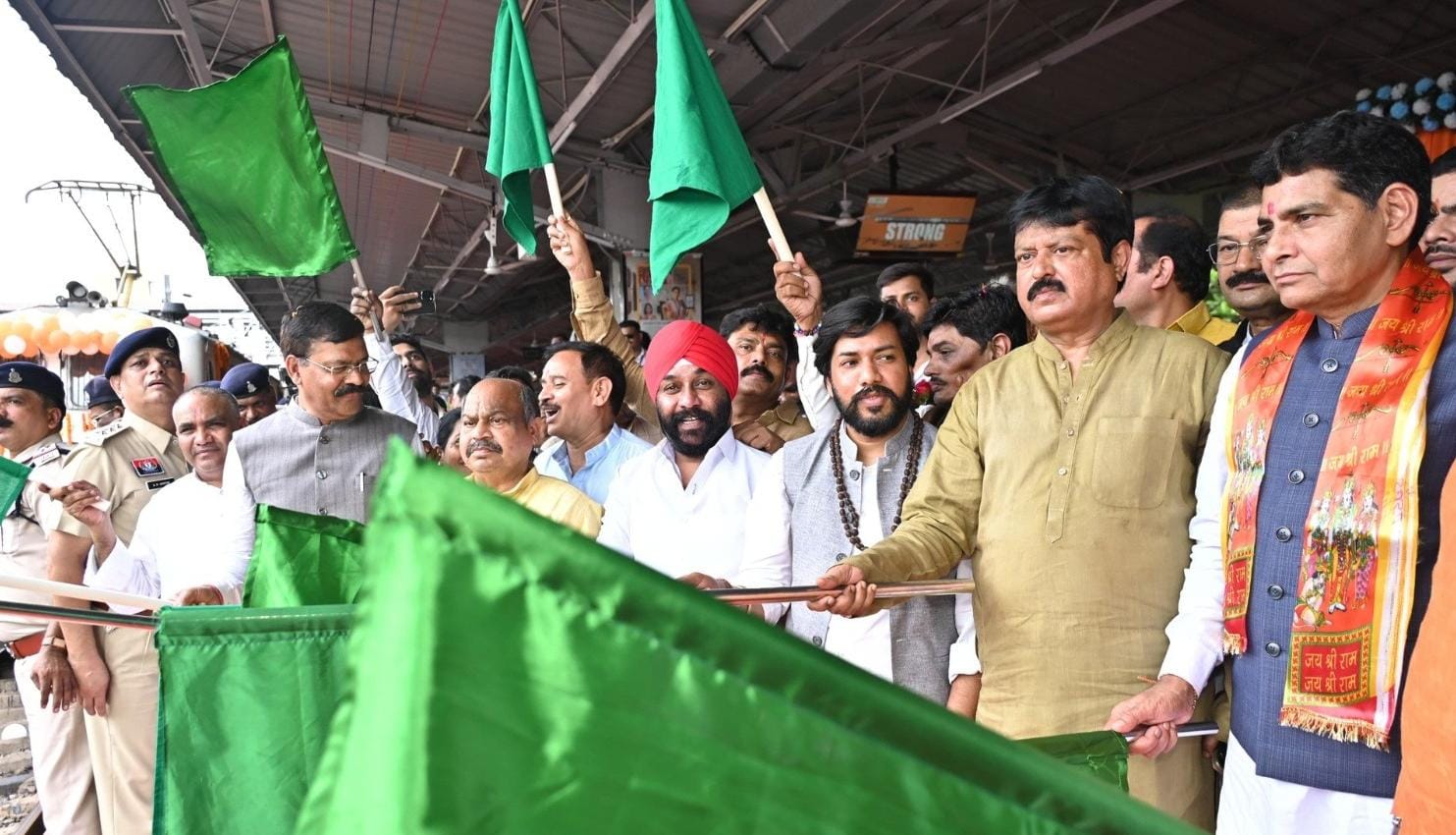 श्री रामलला के दर्शन करने रायपुर से 850 श्रद्धालु हुए रवाना, CM विष्णुदेव साय ने दी शुभकामनाएं