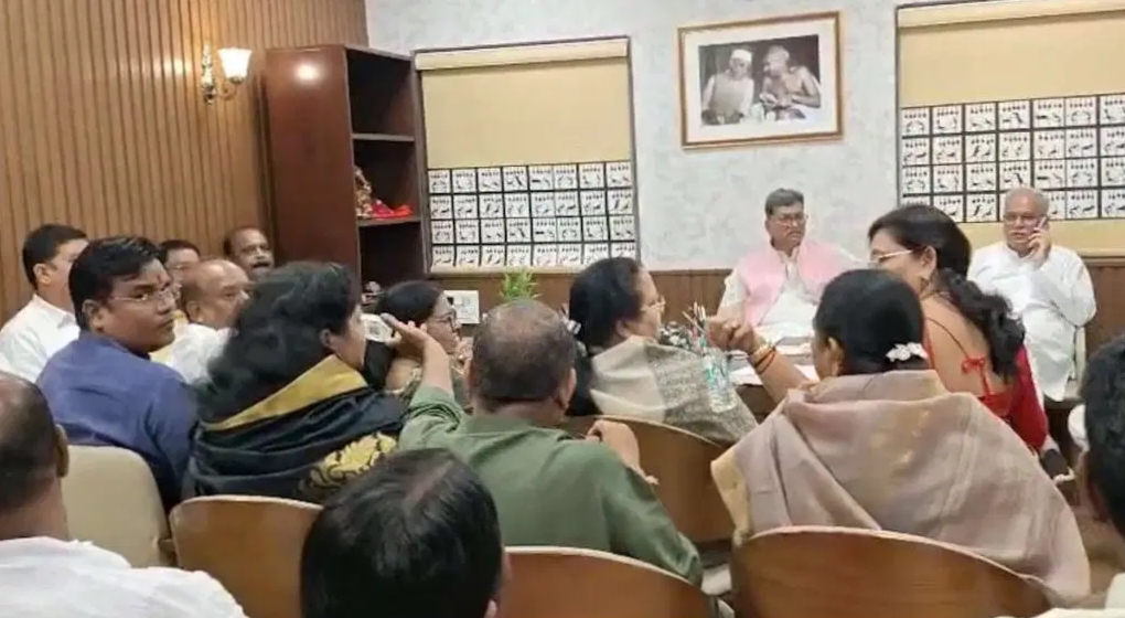 चैतन्य बघेल को हिरासत में लेने पर कांग्रेस विधायकों ने सदन में मचाया हंगामा, विधानसभा की कार्यवाही का किया बहिष्कार&hellip;
