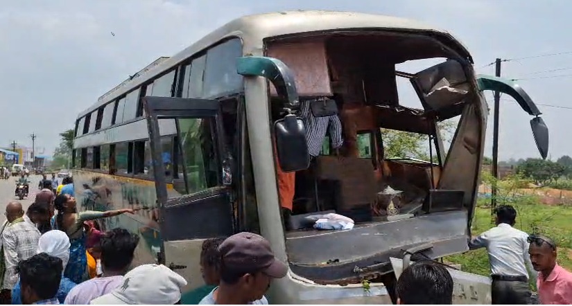 बस एक्सीडेंट: छत्तीसगढ़ में यात्रियों से भरी बस पुल से टकरायी, एक की मौत, कई यात्री घायल