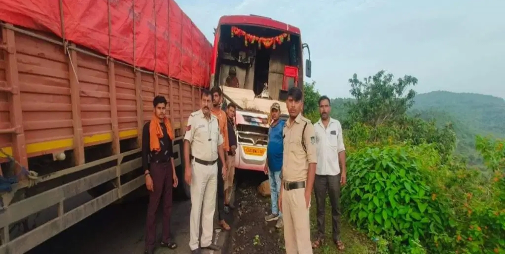खाई में गिरते-गिरते बची बस: रायपुर से मैहर जा रहे थे कांवड़िये, घाट पर अचानक ब्रेक फेल