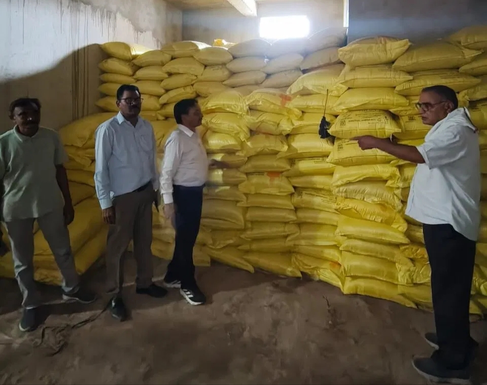 खाद दुकानों पर छापा: कृषि केंद्रों में मिली अनियमितताएं, एक का लाइसेंस निलंबित, कई दुकानों को नोटिस जारी