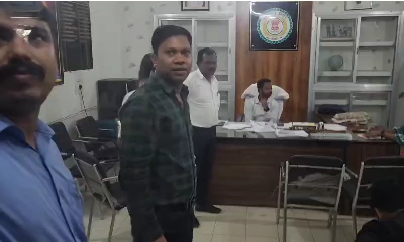 तहसील कार्यालय में ACB का छापा, 25000 की रिश्वत लेते तहसीलदार का बाबू रंगेहाथ गिरफ्तार