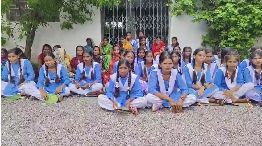 नाराज छात्रों व पालकों ने स्कूल में जड़ा ताला, युक्तियुक्तकरण के बाद शिक्षक की कमी का आरोप