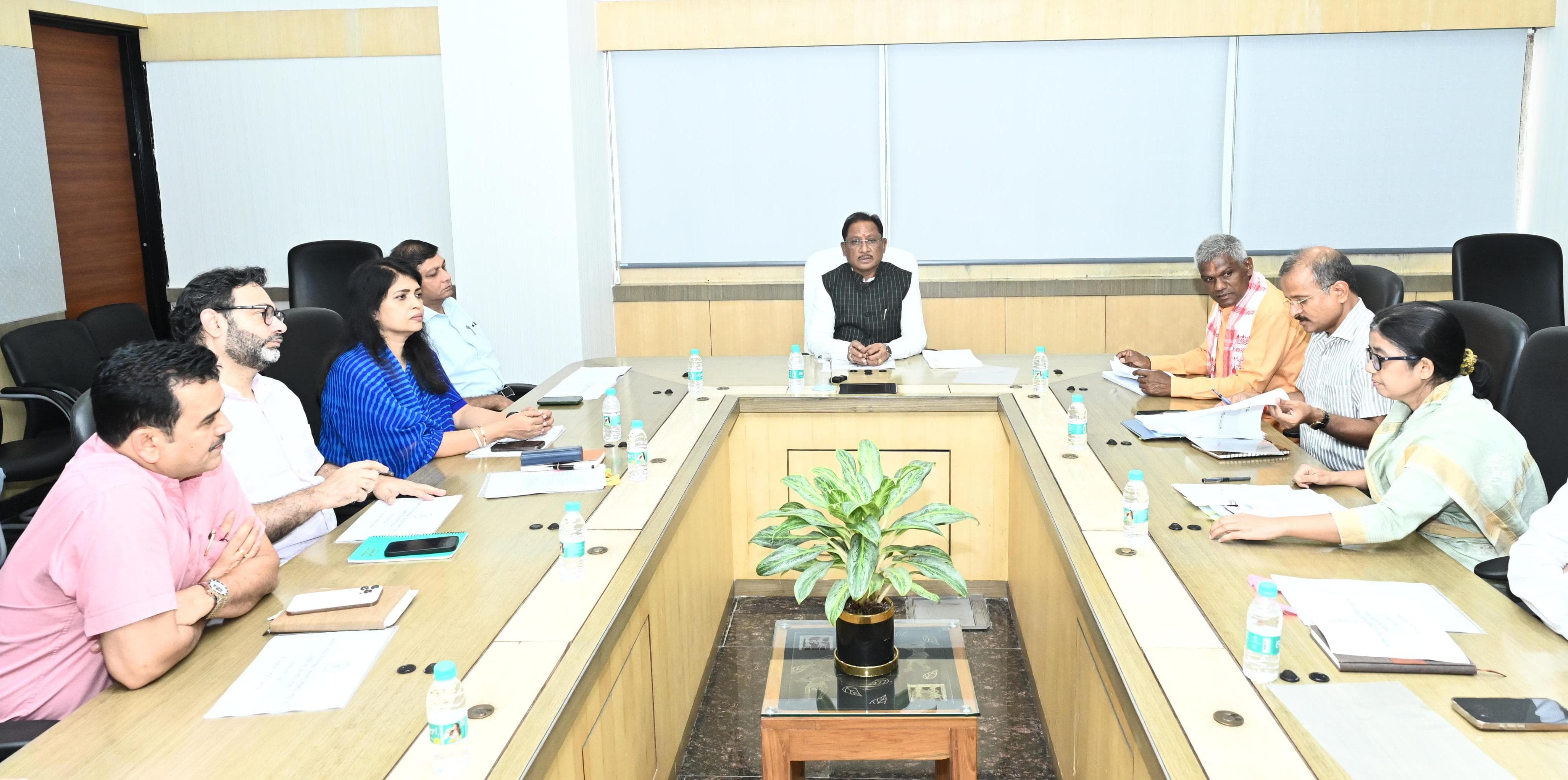 मुख्यमंत्री विष्णु देव साय ने कहा&mdash;सड़कों पर विचरण करने वाले निराश्रित पशुओं की प्रभावी रोकथाम सुनिश्चित करें