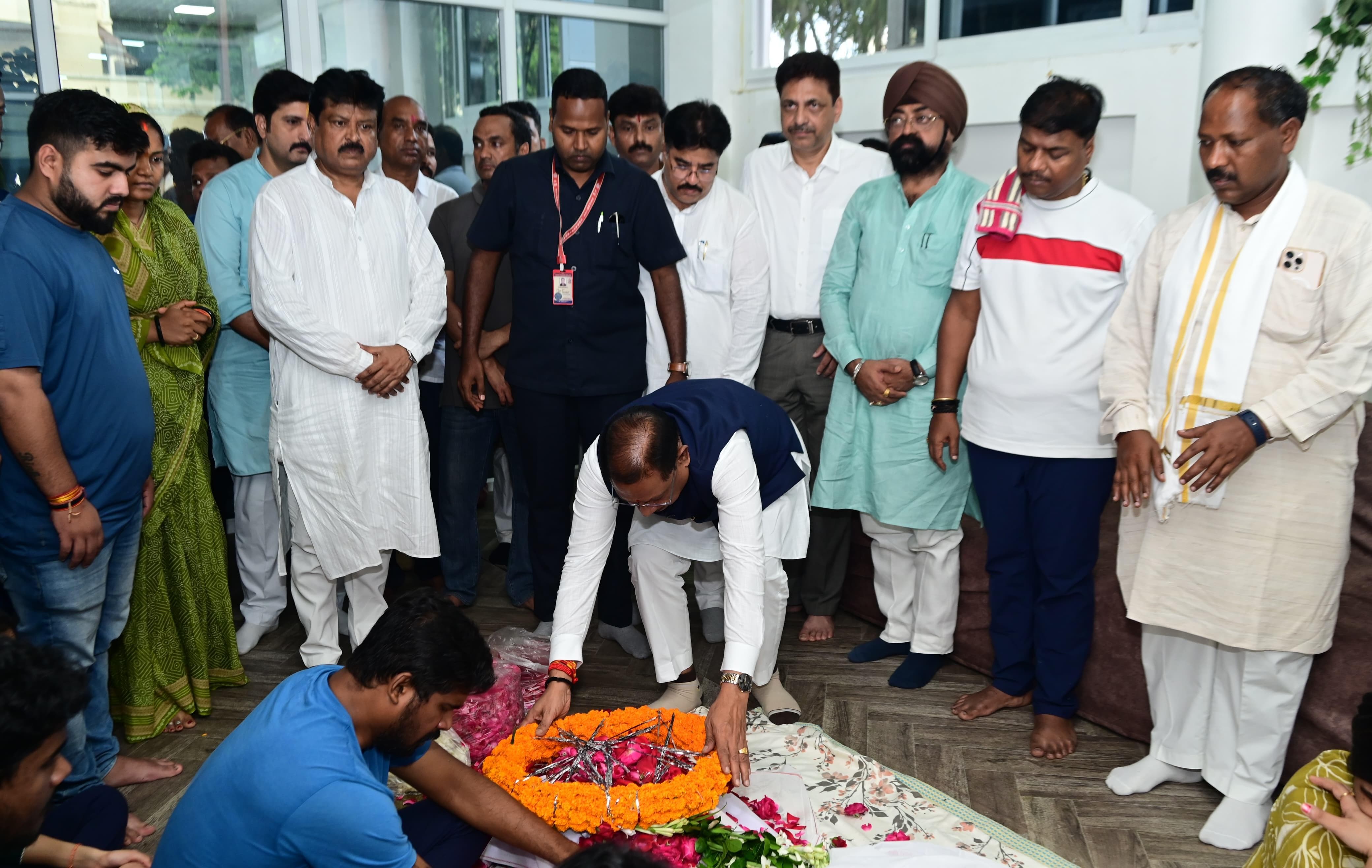 मंत्री केदार कश्यप के भतीजे की सड़क दुर्घटना में मौत पर मुख्यमंत्री साय ने जताया शोक, परिजनों से मुलाकात कर गहरी संवेदना प्रकट की 