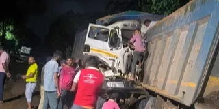 रेत भरी हाइवा की आपस में भिड़ंत, हेल्पर की मौके पर मौत, घंटों की मशक्कत के बाद निकाला गया ड्राइवर&hellip;