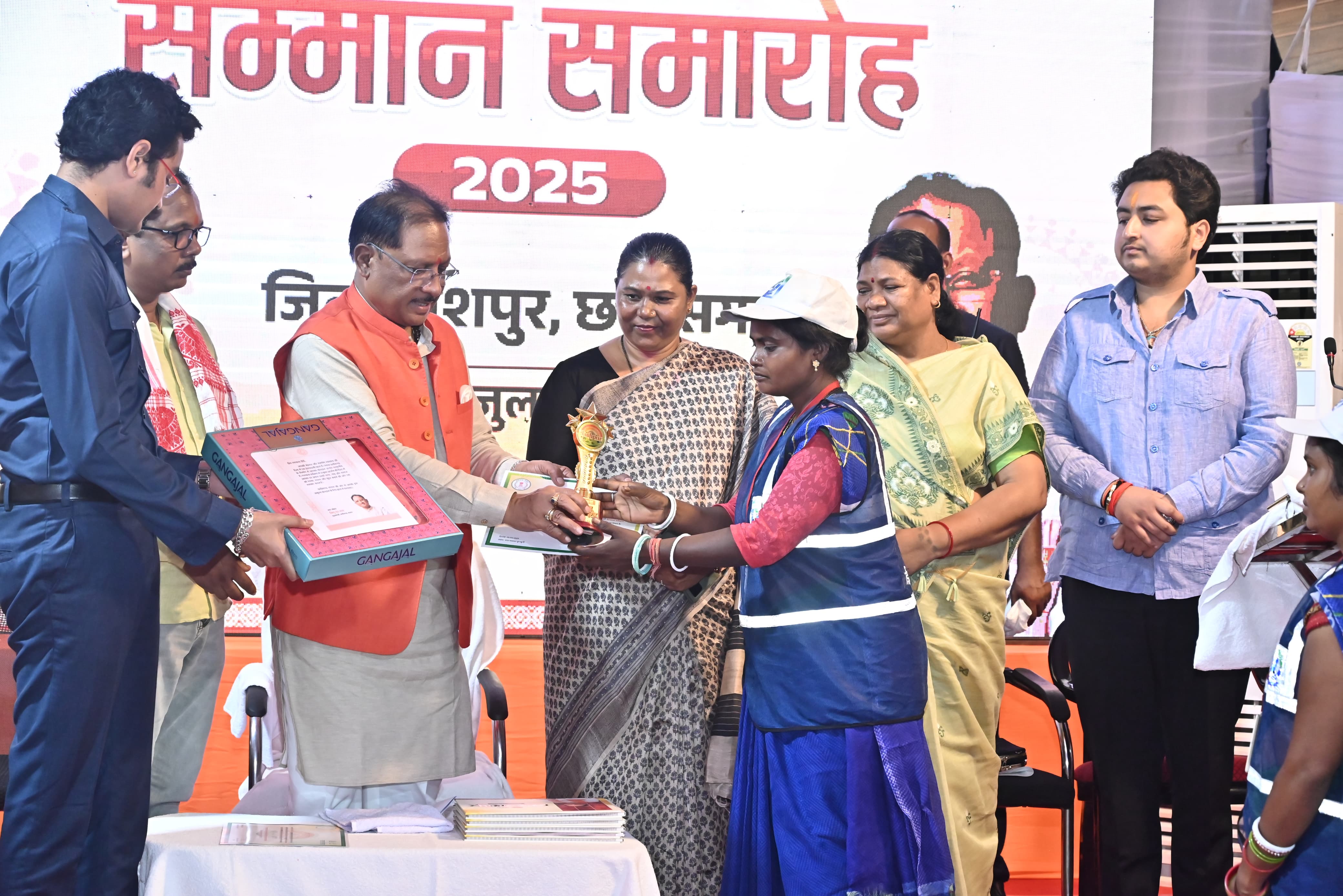 मुख्यमंत्री साय ने स्वच्छता दीदियों को किया सम्मानित, कहा &ndash; देश को स्वच्छ और स्वस्थ बनाने में निभा रही हैं अहम भूमिका