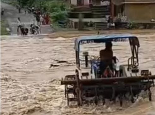 कोरबा में दोस्तों के साथ घूमने गया युवक नदी में बहा, पिछले 24 घंटे से हो रही बारिश से नदी-नाले उफान पर, कई गांवों का संपर्क टूटा