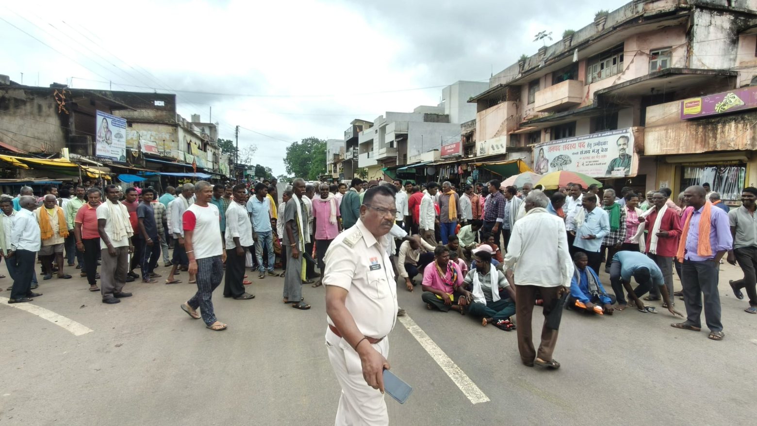 खाद की किल्लत से परेशान 14 गांवों के किसानों ने NH-930 पर किया चक्का जाम