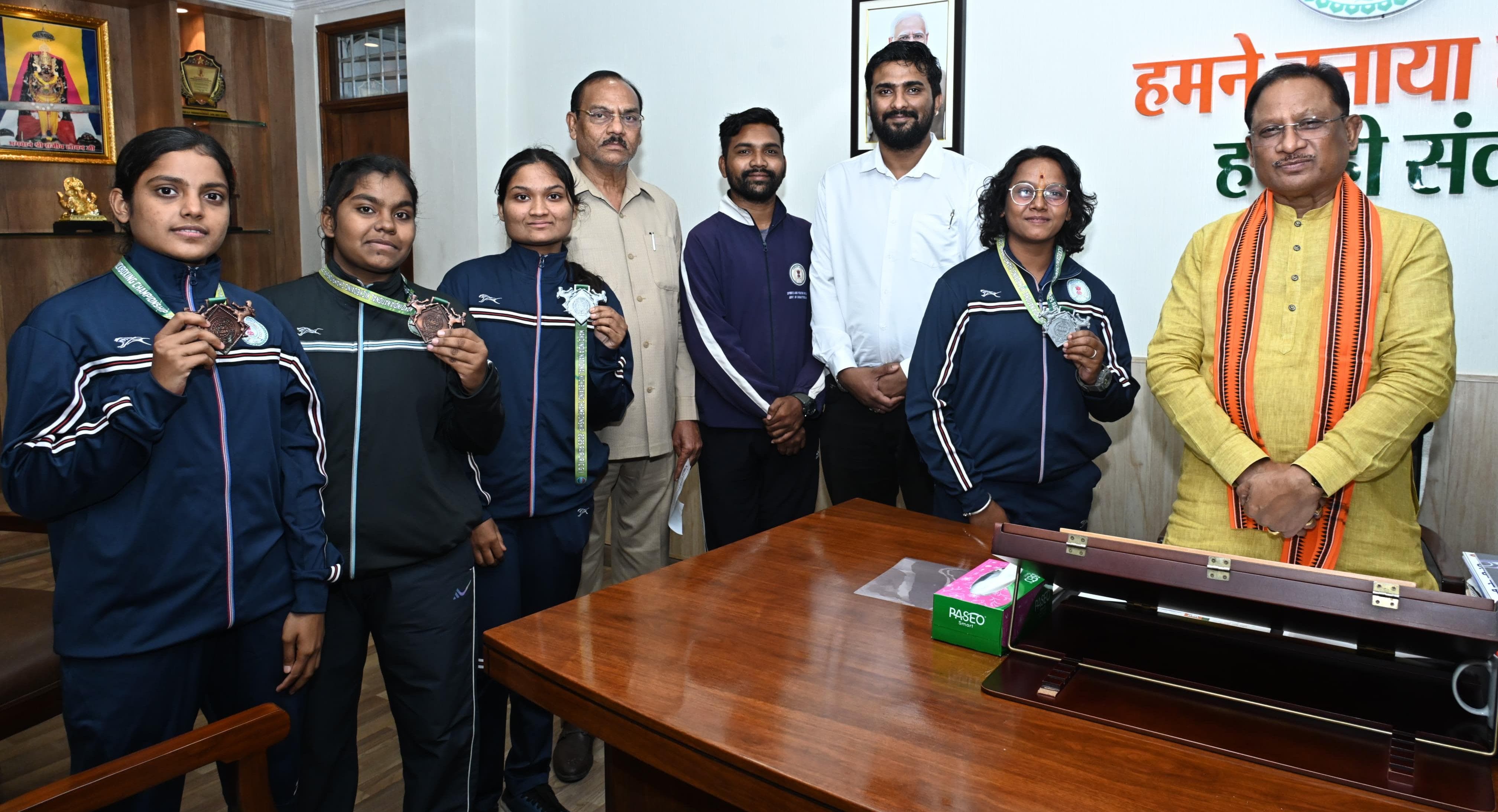 मुख्यमंत्री साय से किक बॉक्सिंग पदक विजेता खिलाड़ियों ने की मुलाकात