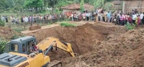 कुआं धंसने के 27 घंटे बाद निकल सका पति-पत्नी और बेटे की लाश, गांव में पसरा मातम