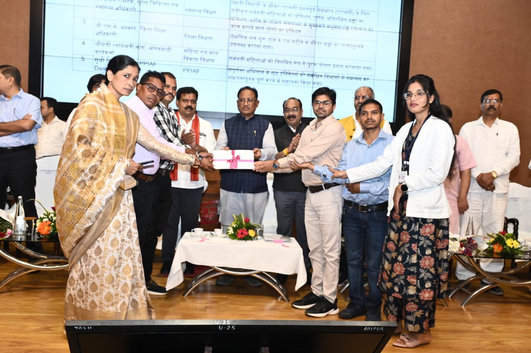 संपूर्णता अभियान में उत्कृष्ट कार्य करने वाले आकांक्षी जिलों और विकासखंडों को मुख्यमंत्री ने किया पुरस्कृत