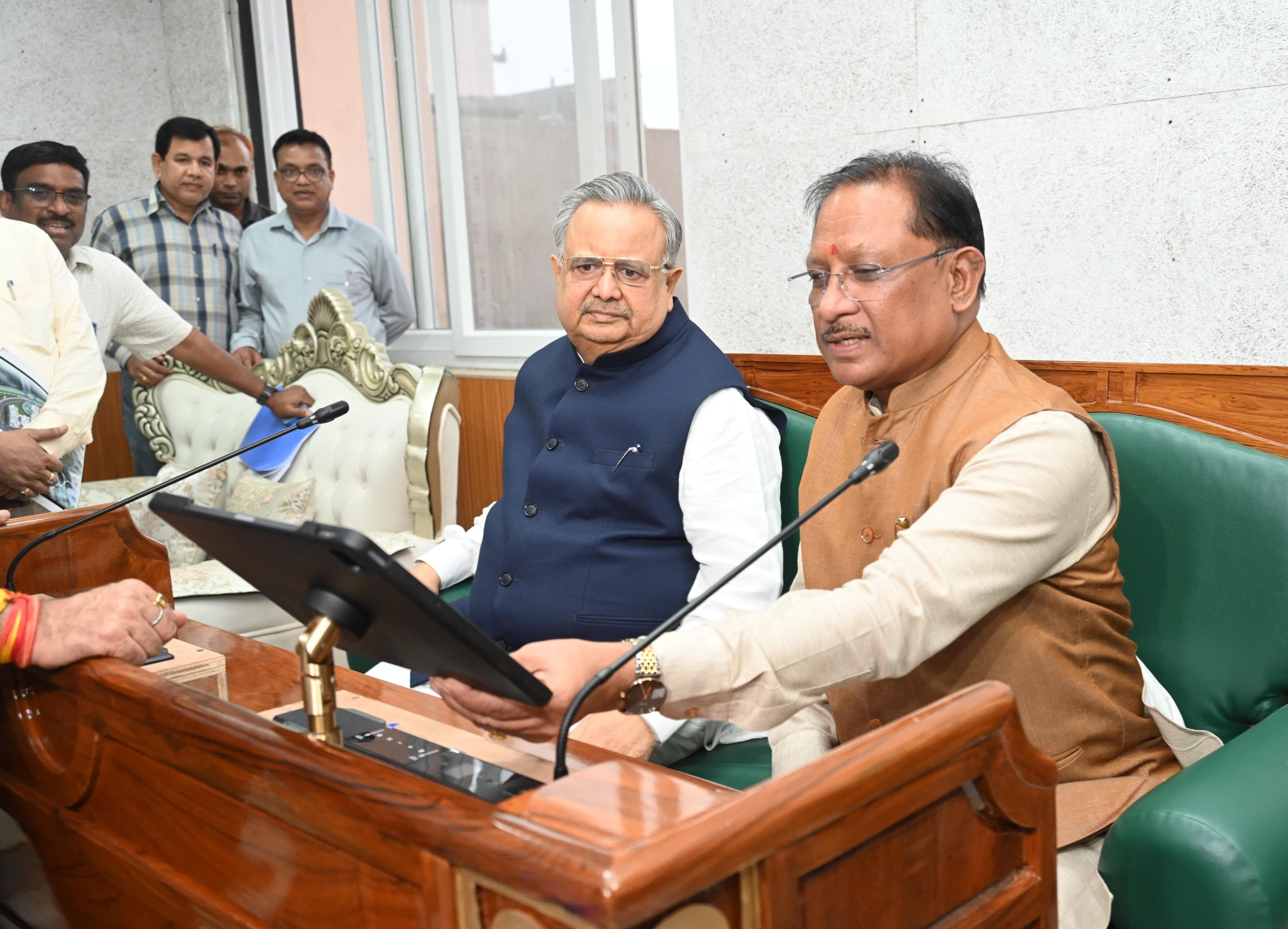 मुख्यमंत्री विष्णुदेव साय एवं विधानसभा अध्यक्ष डॉ. रमन सिंह ने किया नवीन विधानसभा भवन का निरीक्षण