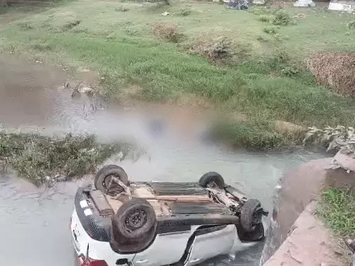 नाले में पलटी तेज रफ्तार कार, BJP युवा मोर्चा के मंडल अध्यक्ष सहित 2 की मौत 3 घायल