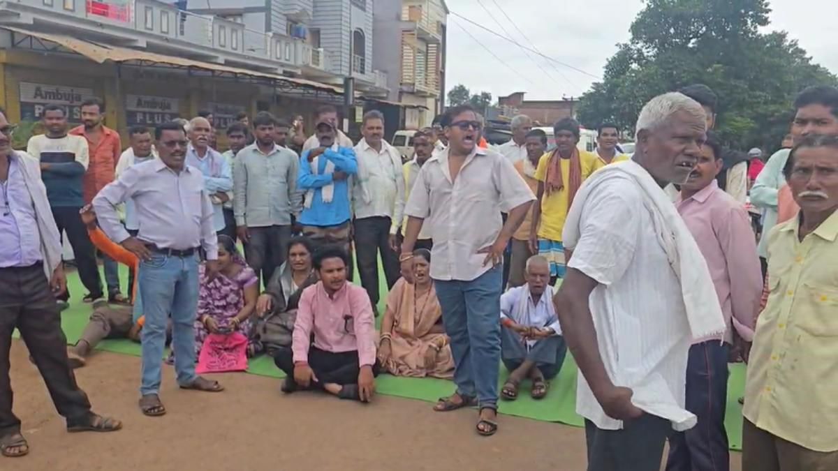 खाद की किल्लत से नाराज किसानों ने किया चक्काजाम, वाहनों की लगी लंबी कतार