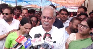 पूर्व मुख्यमंत्री भूपेश बघेल धरना स्थल पहुंच कर मितानिनों की हड़ताल का किया समर्थन, कहा &ndash;