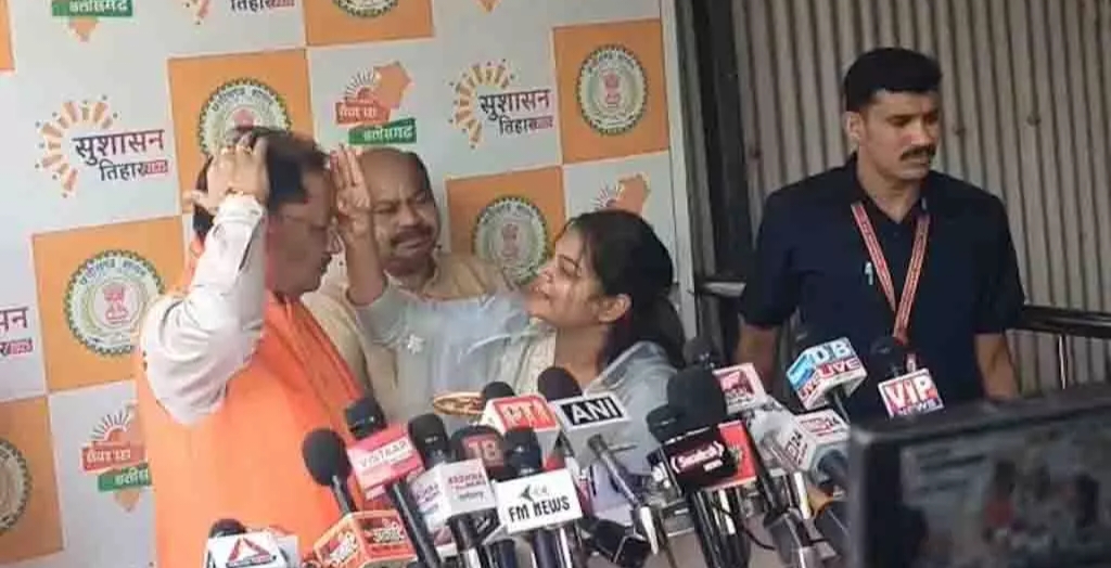 महिला पत्रकारों ने मुख्यमंत्री साय को बांधी राखी