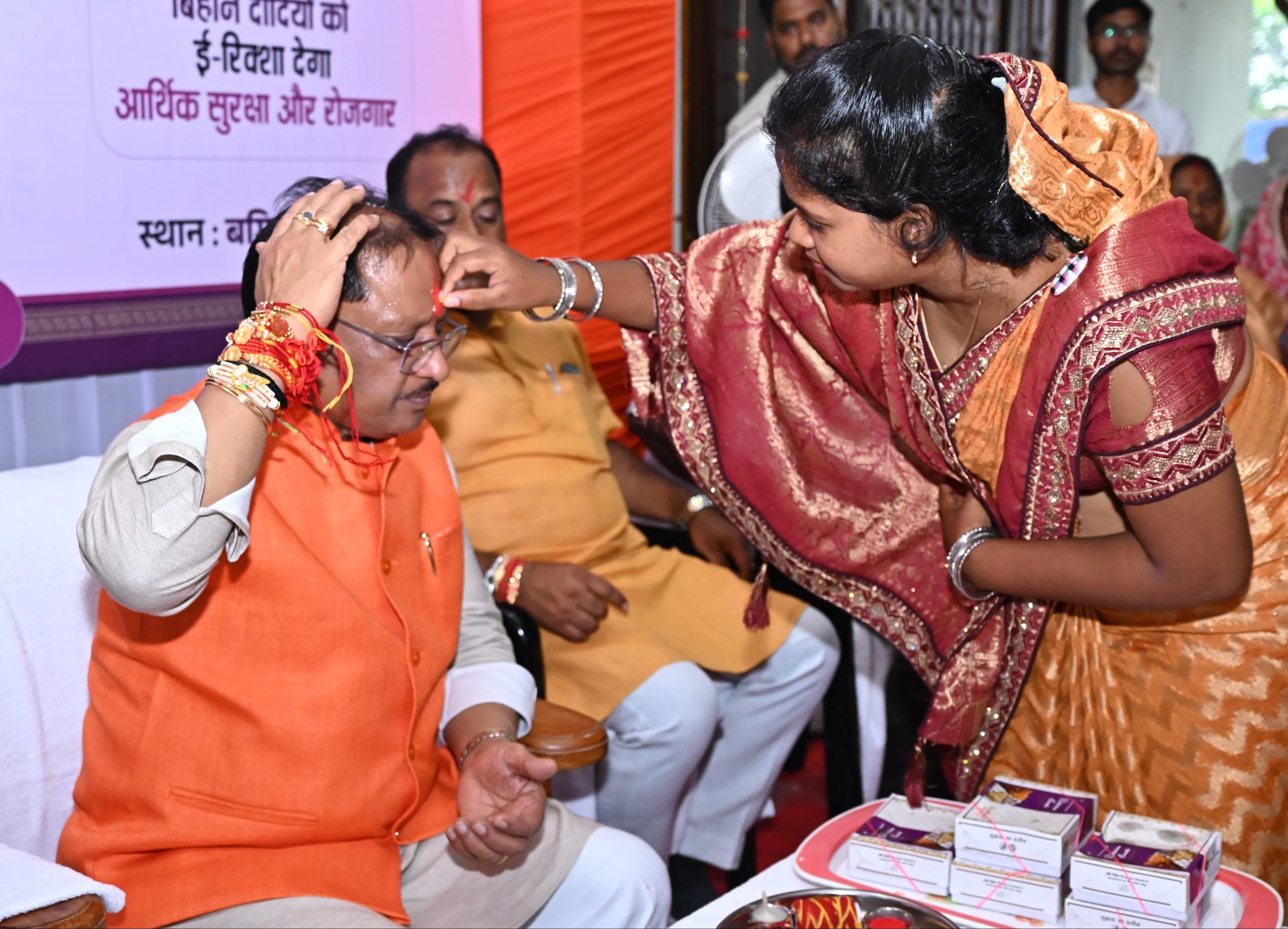 मुख्यमंत्री साय को आंगनबाड़ी, मितानिन और समूह की दीदीयों ने बांधी राखी