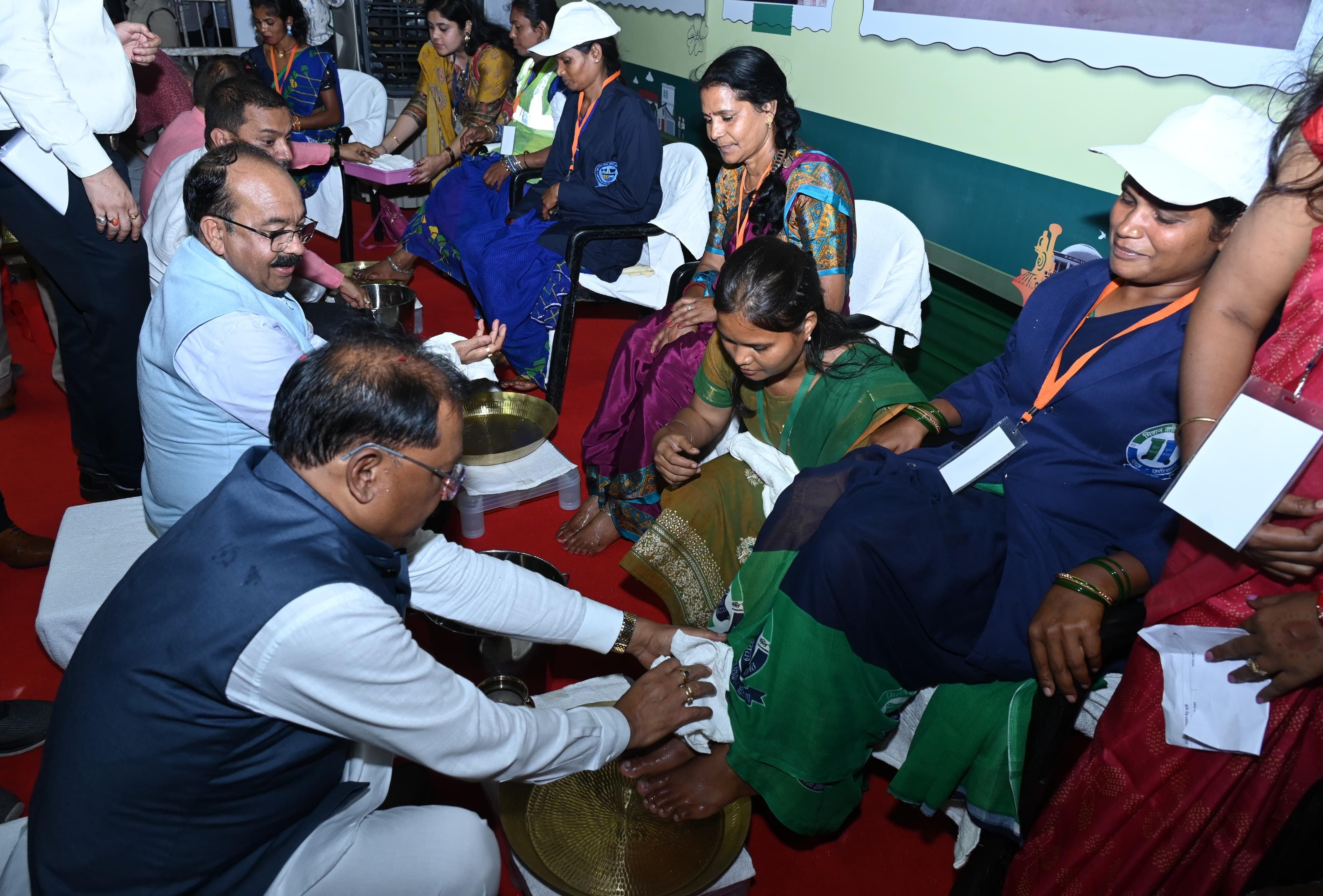 मुख्यमंत्री एवं उपमुख्यमंत्री ने पैर पखारकर स्वच्छता दीदियों का किया सम्मान, 260 करोड़ रुपए से अधिक के विकास कार्यों का किया लोकार्पण-भूमिपूजन