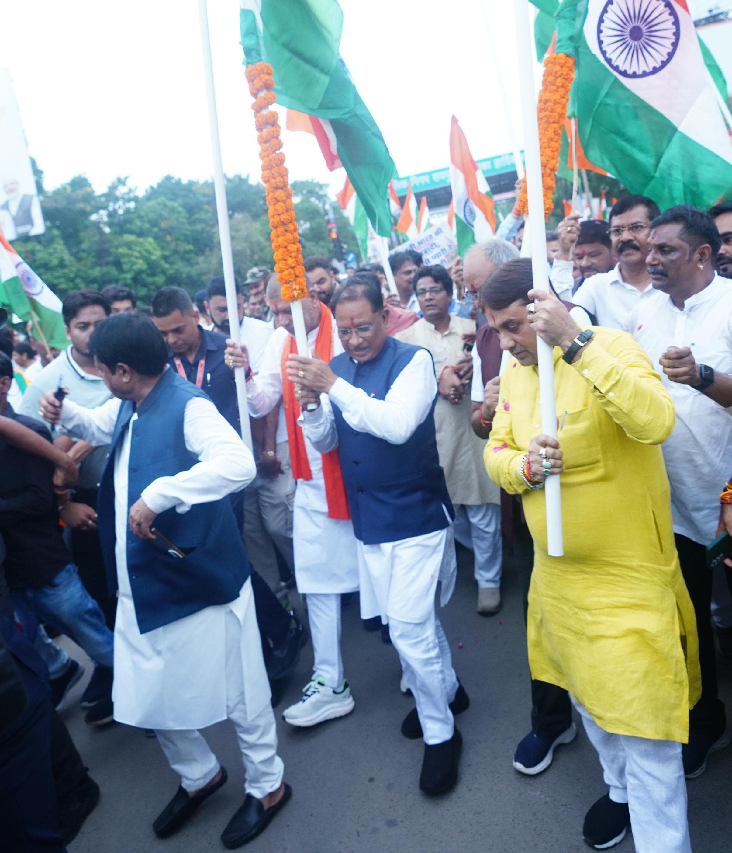 भव्य तिरंगा यात्रा से गूंजा रायपुर &ndash; एकता, सुरक्षा और विकास का संदेश, मुख्यमंत्री का आह्वान &ndash; हर घर तिरंगा से गूंजे छत्तीसगढ़