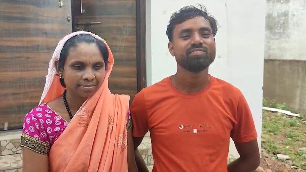 वर्षों पहले बिछड़ी पत्नी को ढूंढकर लाई पुलिस, पति ने बच्चे के साथ मिलकर दिल से दिया धन्यवाद&hellip;