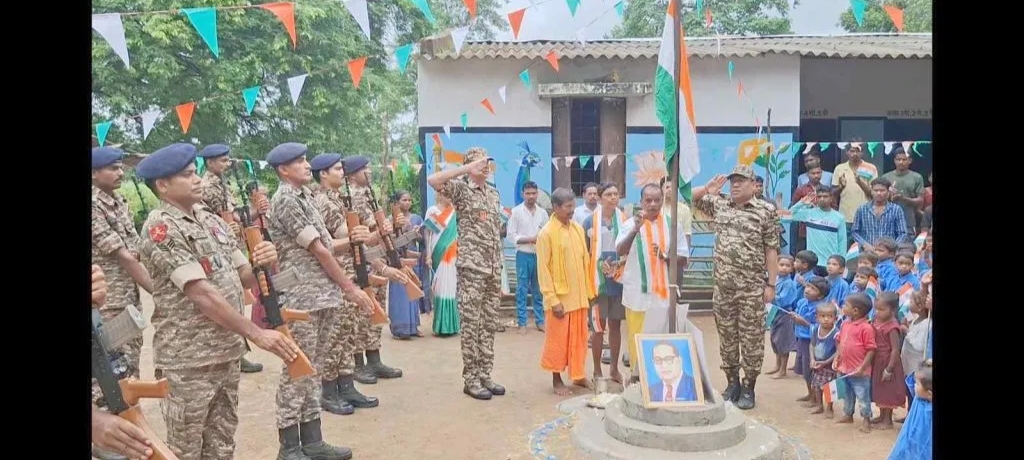 नक्सलगढ़ में मना आजादी का जश्न : जहां नक्सलियों का चलता था राज वहां सुरक्षा बलों और ग्रामीणों ने शान से लहराया तिरंगा