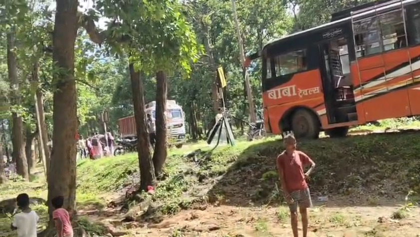 बस और ट्रक में भीषण टक्कर, अंबिकापुर से गढ़वा जा रही बस हुई दुर्घटनाग्रस्त