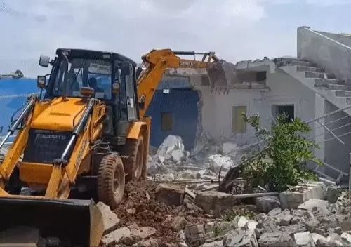 प्रार्थना सभा के लिए बनाए गए मकान में चला बुलडोजर  