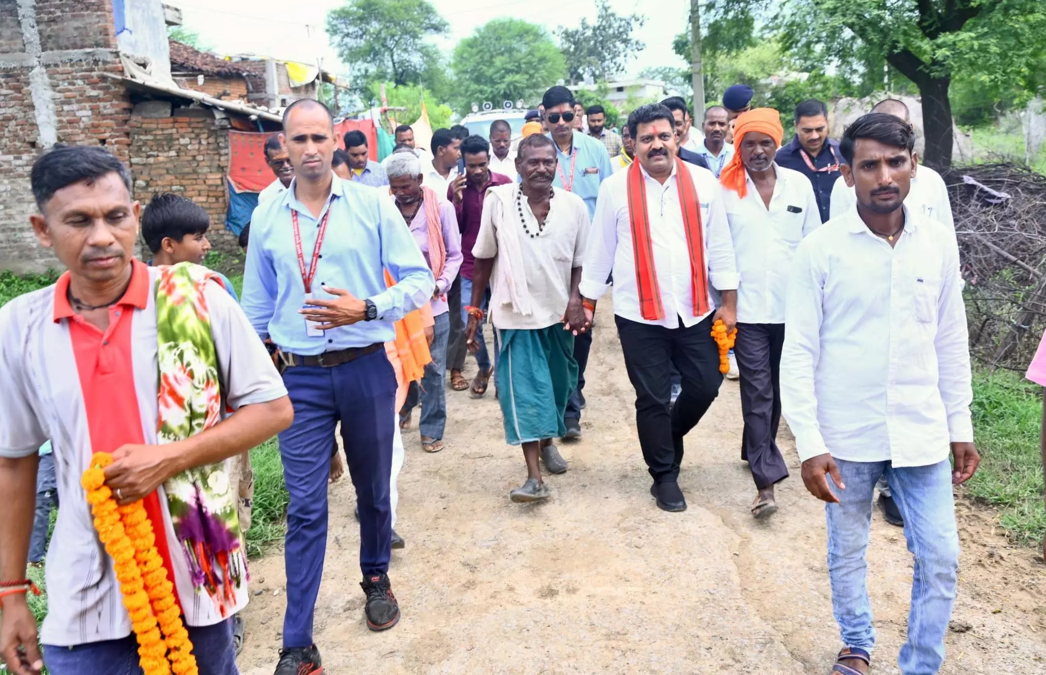 गृहमंत्री विजय शर्मा का जनसंपर्क दौरा, गांववासियों से सुनी समस्याएं