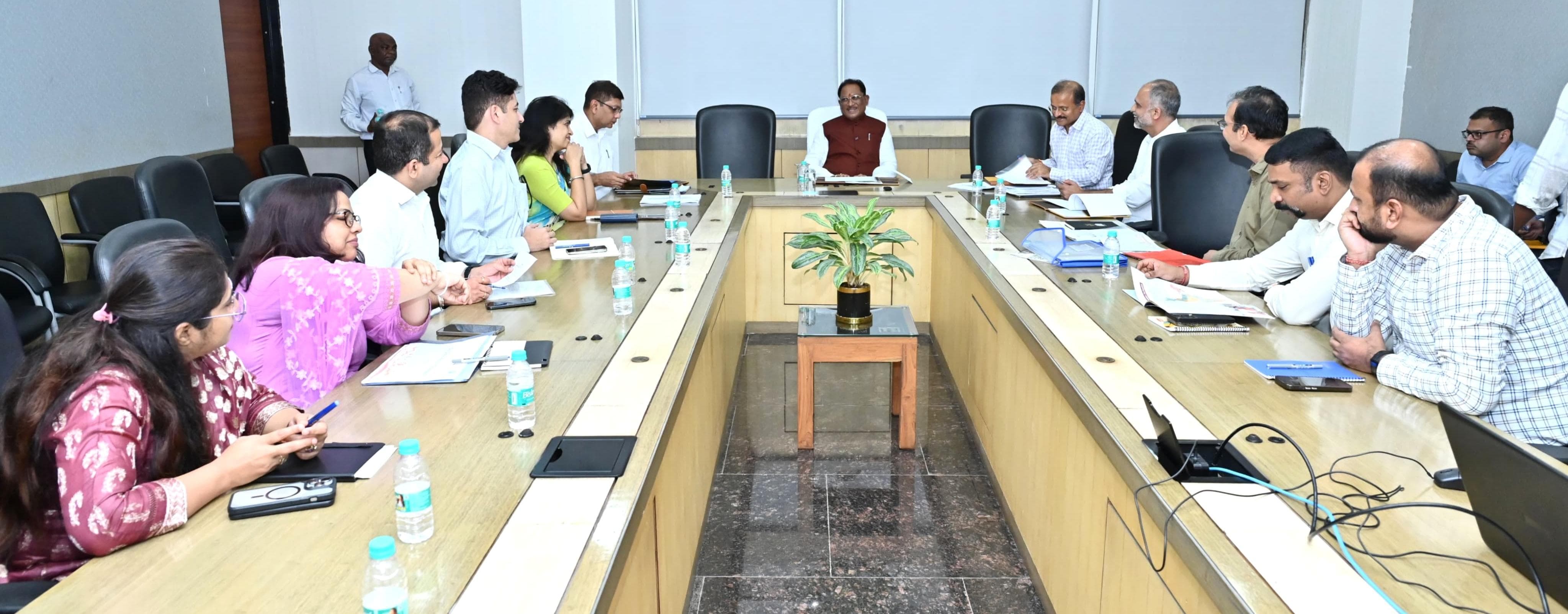 मुख्यमंत्री विष्णु देव साय ने वीडियो कॉन्फ्रेंसिंग के जरिए ली सभी जिलों के कलेक्टर्स की समीक्षा बैठक