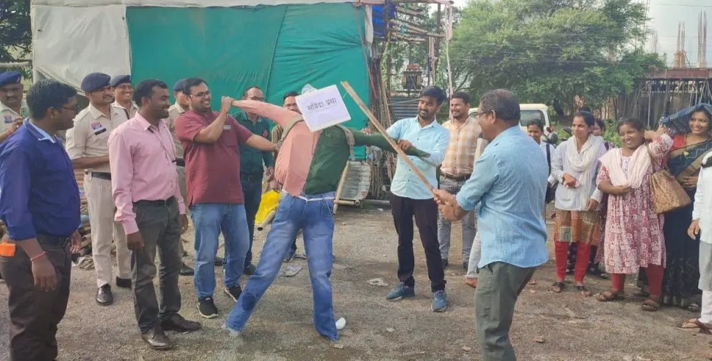 पुलिस ने संविदा का पुतला जलाने से NHM कर्मचारियों को रोका, प्रदर्शनकारियों में आक्रोश का माहौल