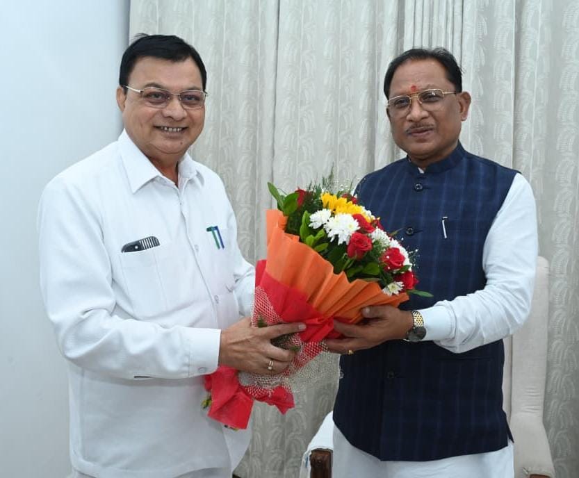 मुख्यमंत्री साय से वाणिज्य एवं उद्योग मंत्री लखनलाल देवांगन ने की सौजन्य मुलाकात