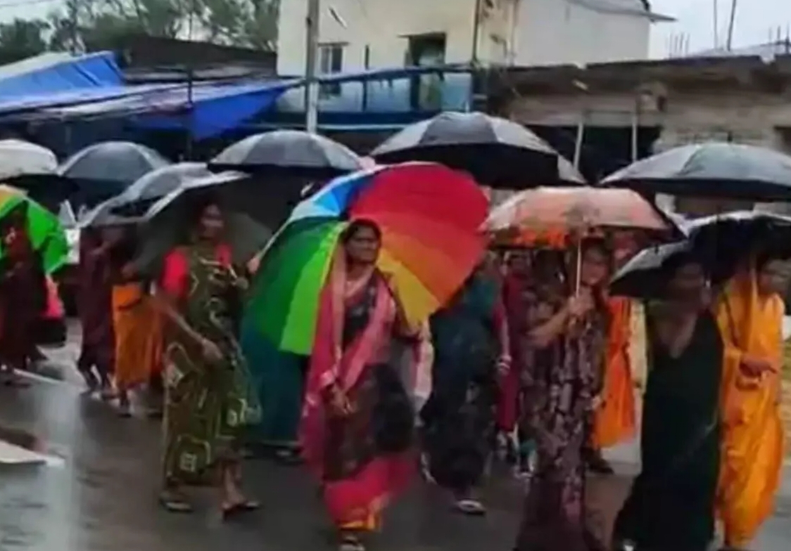 शराबबंदी को लेकर महिलाओं का शक्ति प्रदर्शन