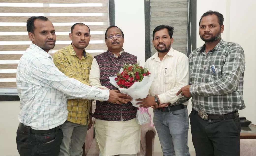 मंत्री राम विचार नेताम से बलरामपुर-रामानुजगंज प्रतिनिधिमंडल ने की मुलाकात  