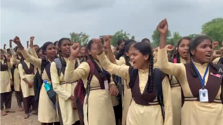 युक्तियुक्तकरण के बाद भी नहीं बदले हालात, शिक्षकों की कमी से नाराज़ पालक और छात्रों ने स्कूल गेट पर जड़ा ताला