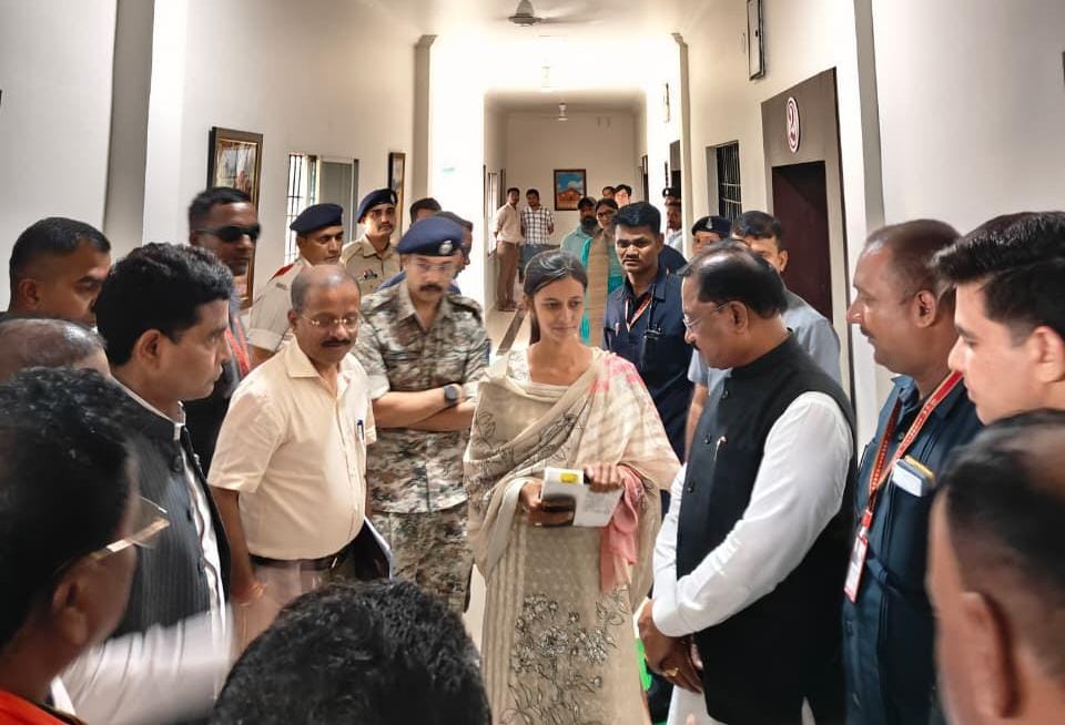 बाढ़ में बही पुस्तकें, टेबलेट भी हुआ खराब, पर नहीं रुकेगी पूनम की प्रतियोगी परीक्षा की तैयारी, मुख्यमंत्री की पहल पर पूनम को मिली पुस्तकें और नया टेबलेट