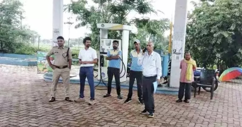 बिना हेलमेट पेट्रोल देने वाले पेट्रोल पंप पर बड़ी कार्रवाई  