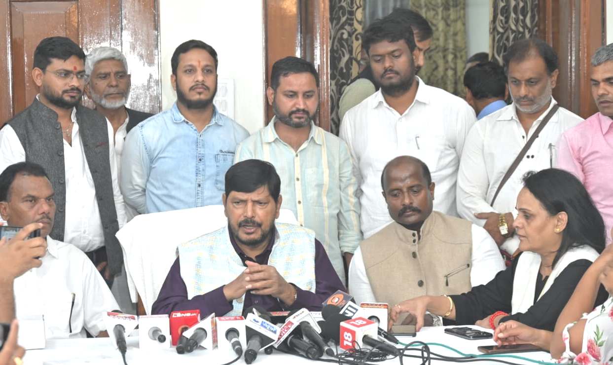 केंद्रीय राज्य मंत्री रामदास अठावले ने छत्तीसगढ़ प्रवास पर की योजनाओं की प्रगति की समीक्षा, अधिकारियों को दिए दिशा-निर्देश