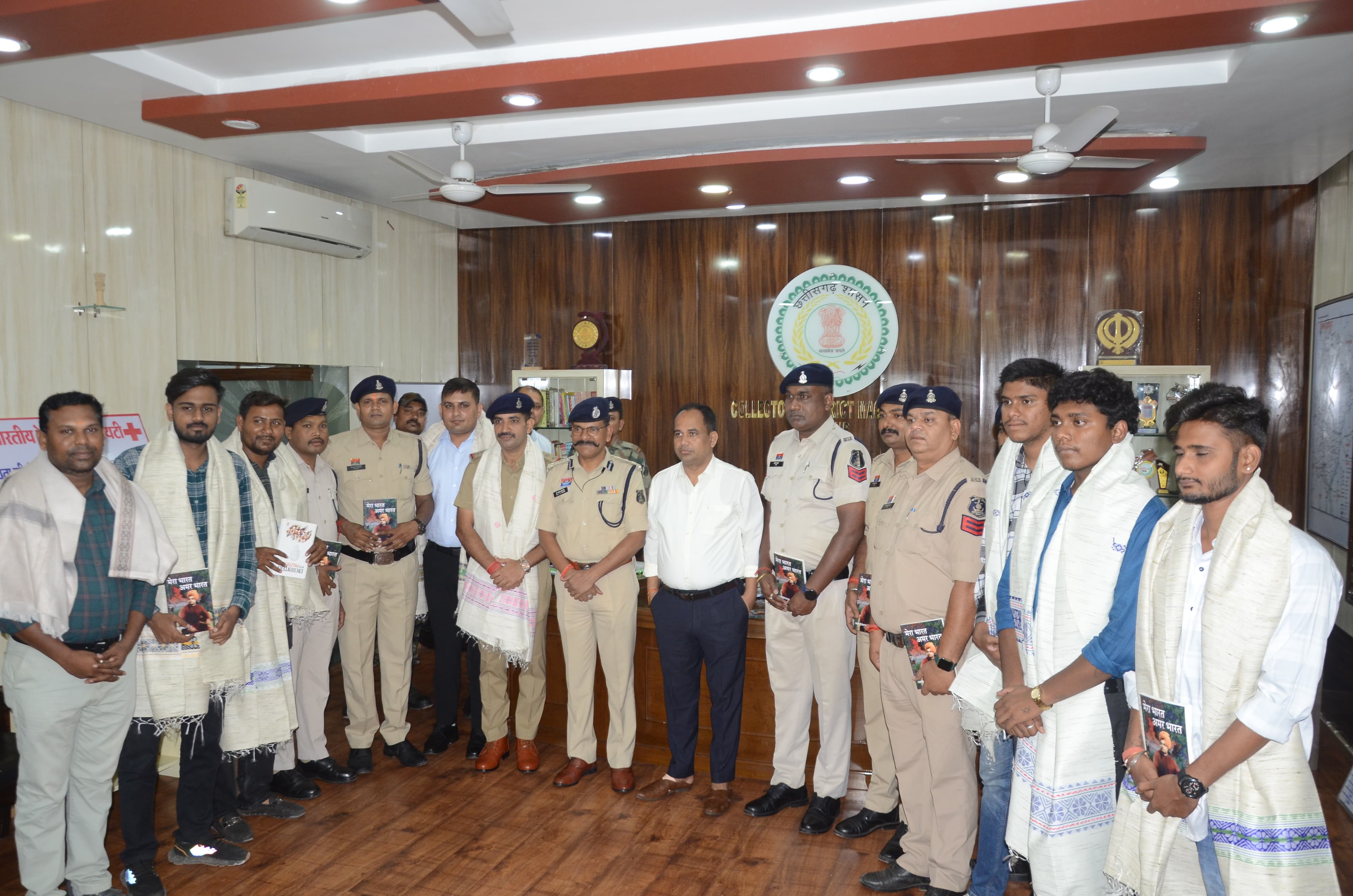 बेबीलॉन टावर में अग्नि दुर्घटना, रेस्क्यू ऑपरेशन में शामिल जाबांज युवाओं को कलेक्टर-एसएसपी ने किया सम्मानित