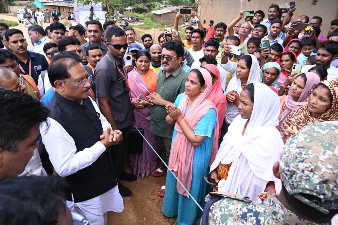 मुख्यमंत्री के निर्देश पर त्वरित अमल, बाढ़ पीड़ितों को राशन-ईलाज के साथ अब जरूरी दस्तावेज बनाने का काम भी शुरू, तत्काल मुआवजा और सहायता से मिली बड़ी राहत