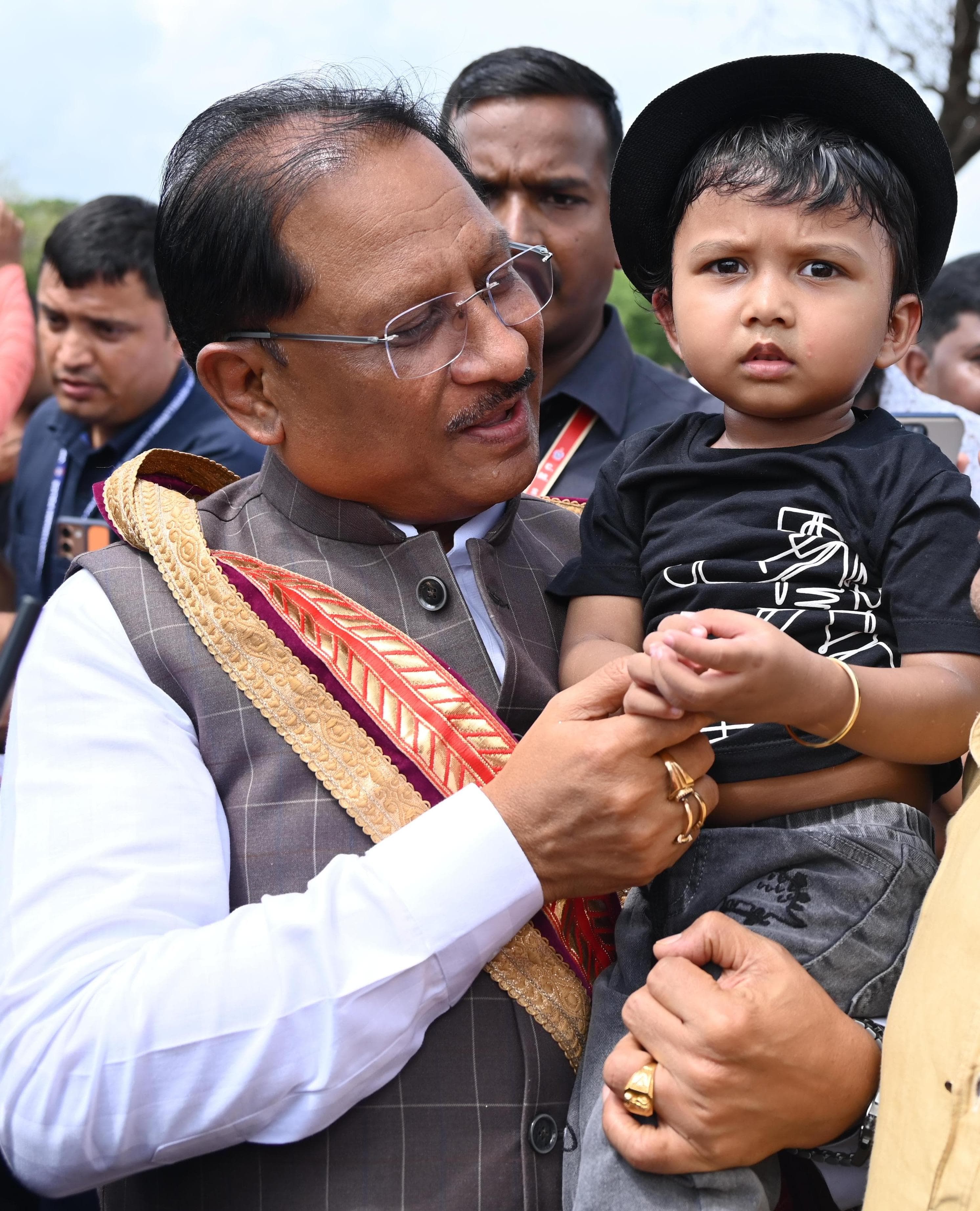 सरल और सहज मुख्यमंत्री विष्णु देव साय का दिखा अपनत्व, नन्हे इवान को गोद में लेकर किया दुलार