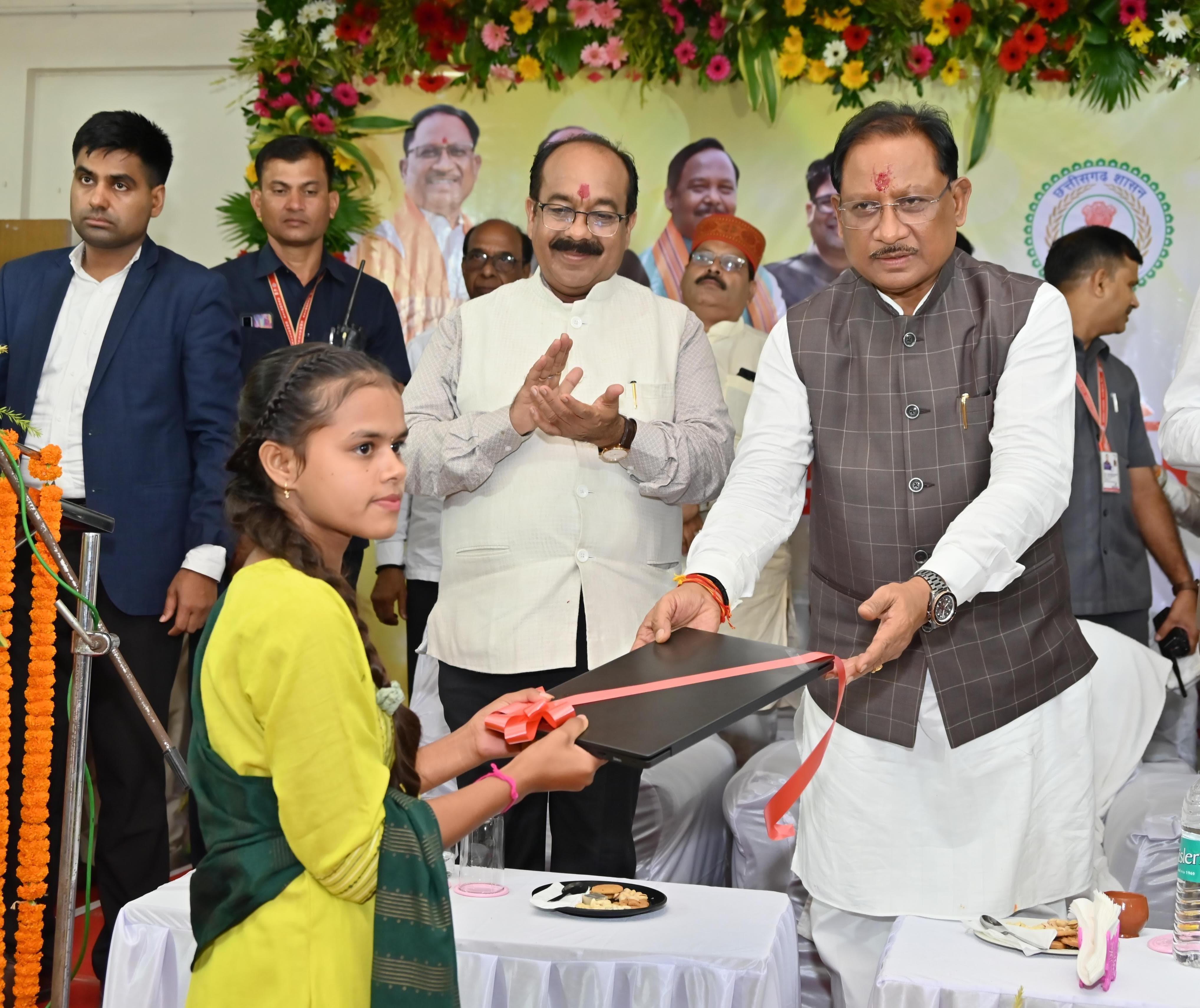 मुख्यमंत्री विष्णु देव साय ने रायगढ़ जिले के ग्राम गढ़ उमरिया में नवगुरुकुल का किया शुभारंभ