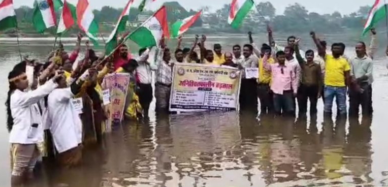 कोरबा में NHM कर्मियों ने चुनरी यात्रा निकालकर सरकार की सद्बुद्धि के लिए की प्रार्थना, सर्वमंगला घाट में जल सत्याग्रह कर जताया विरोध